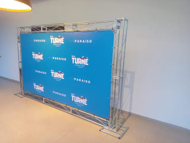 Backdrop azul em lona montado em estrutura box truss.