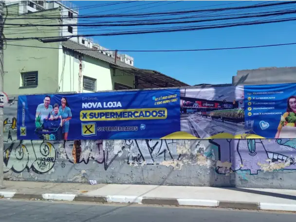 Faixas com impressão produzida e instalada sob medida.