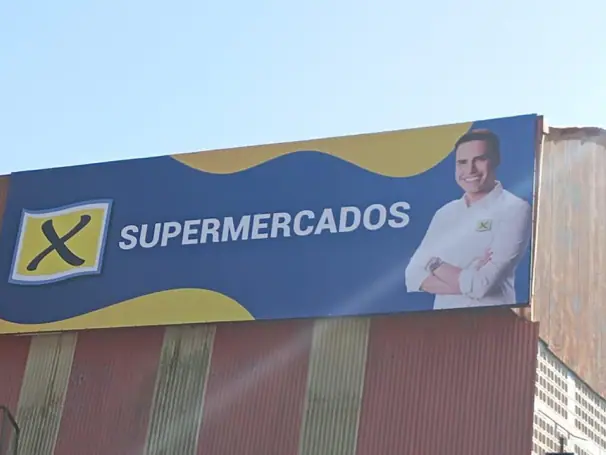 Lona com estrutura produzida e instalada sob medida.