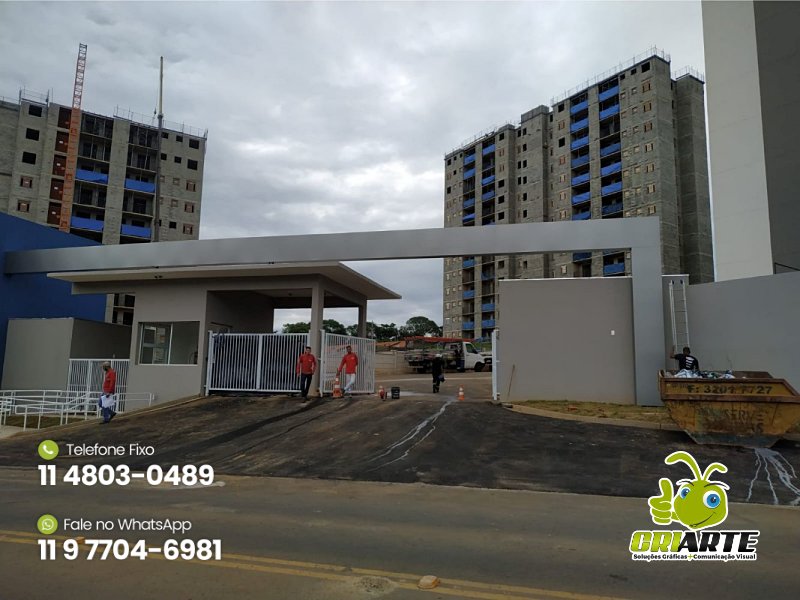 Fachada com Revestimento de Colunas em ACM Prata | Gráfica Criarte Fachada com Revestimento de Colunas em ACM Prata | Gráfica Criarte