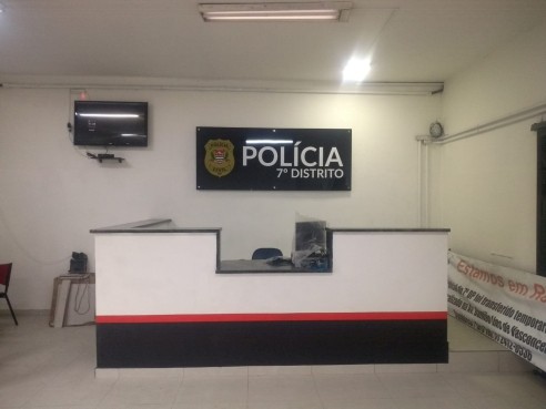 Fachada de vidro com Logo sob Medida