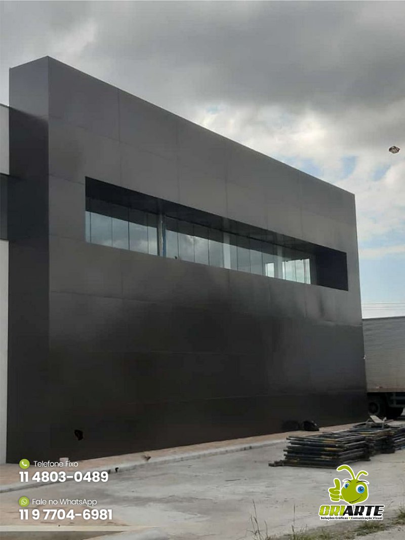 Fachada em Revestimento de ACM Preto Exemplo 1 | Gráfica Criarte Fachada em Revestimento de ACM Preto Exemplo 1 | Gráfica Criarte