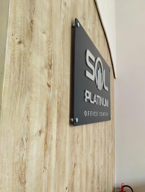 Placa de vidro com letras 3D