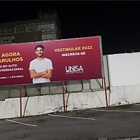 Outdoor em Lona Personalizado em Estacionamento | Gráfica Criarte